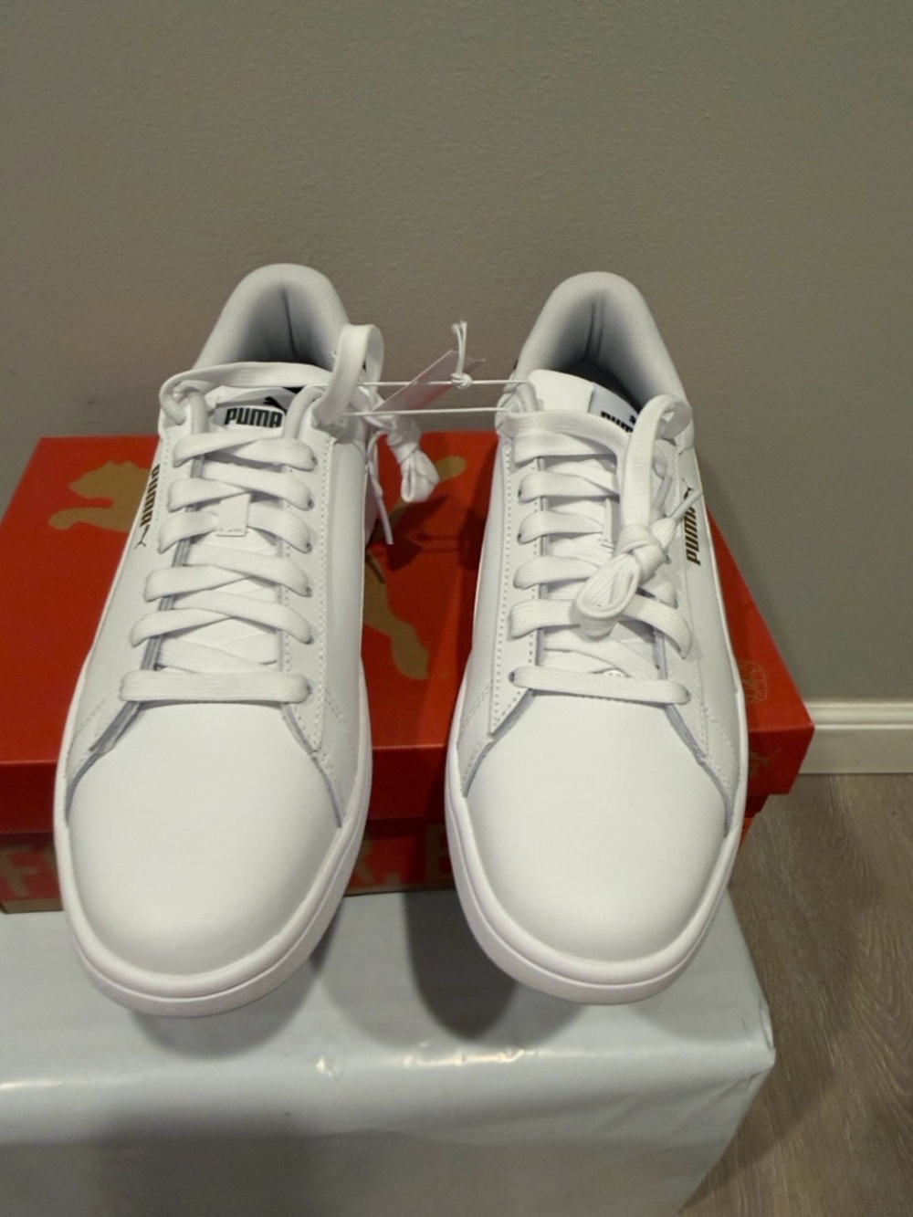 Puma Men’s White Sneakers with Olive Heel and Gold Logo